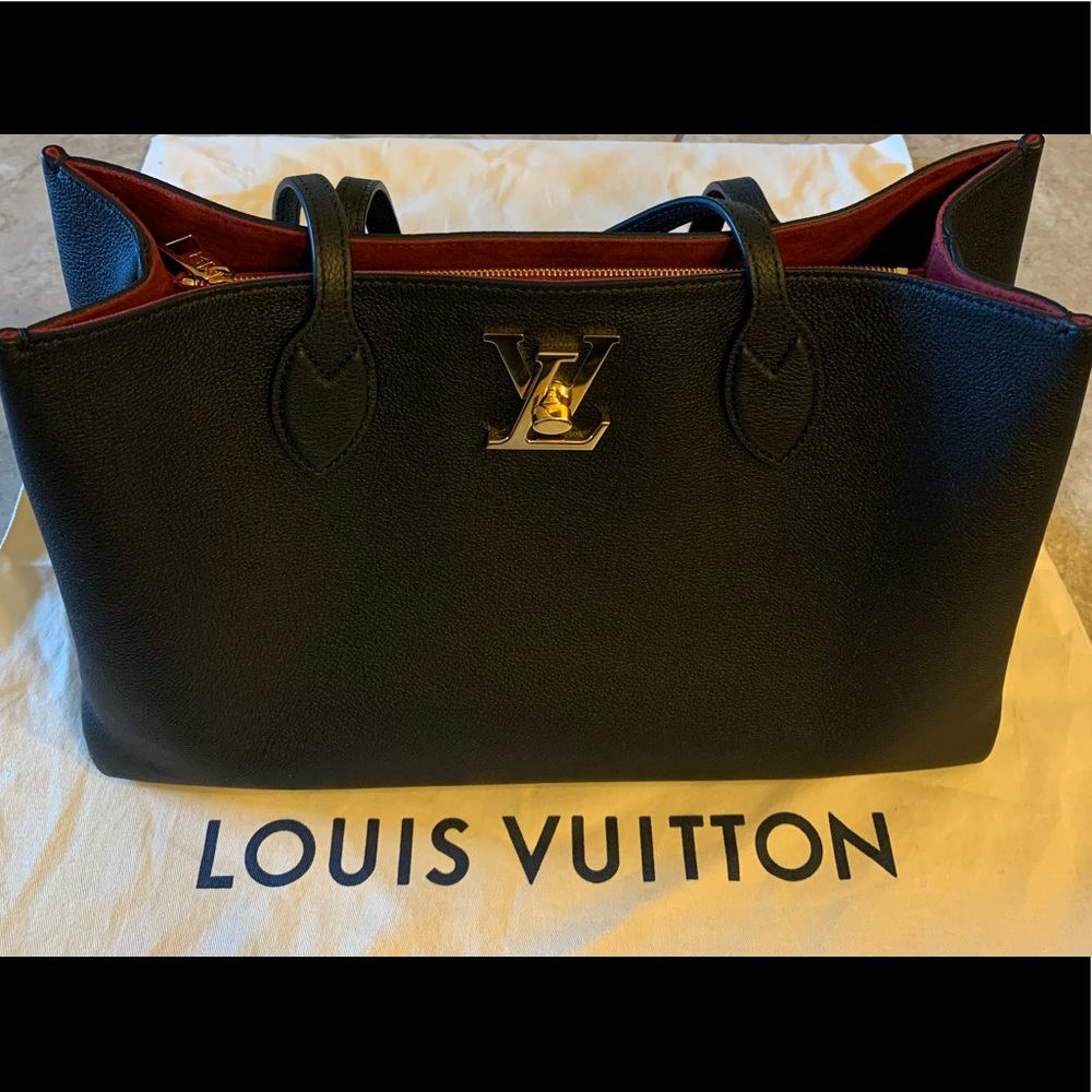 Louis Vuitton Authentic Lockme Shopper (Black)